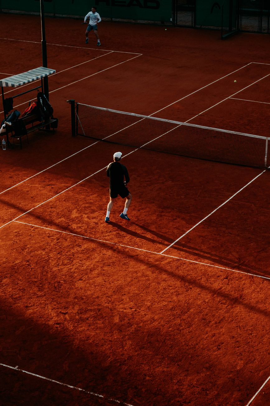 Dynamisch luchtfoto-beeld van een tenniswedstrijd op een gravelbaan in Buenos Aires.