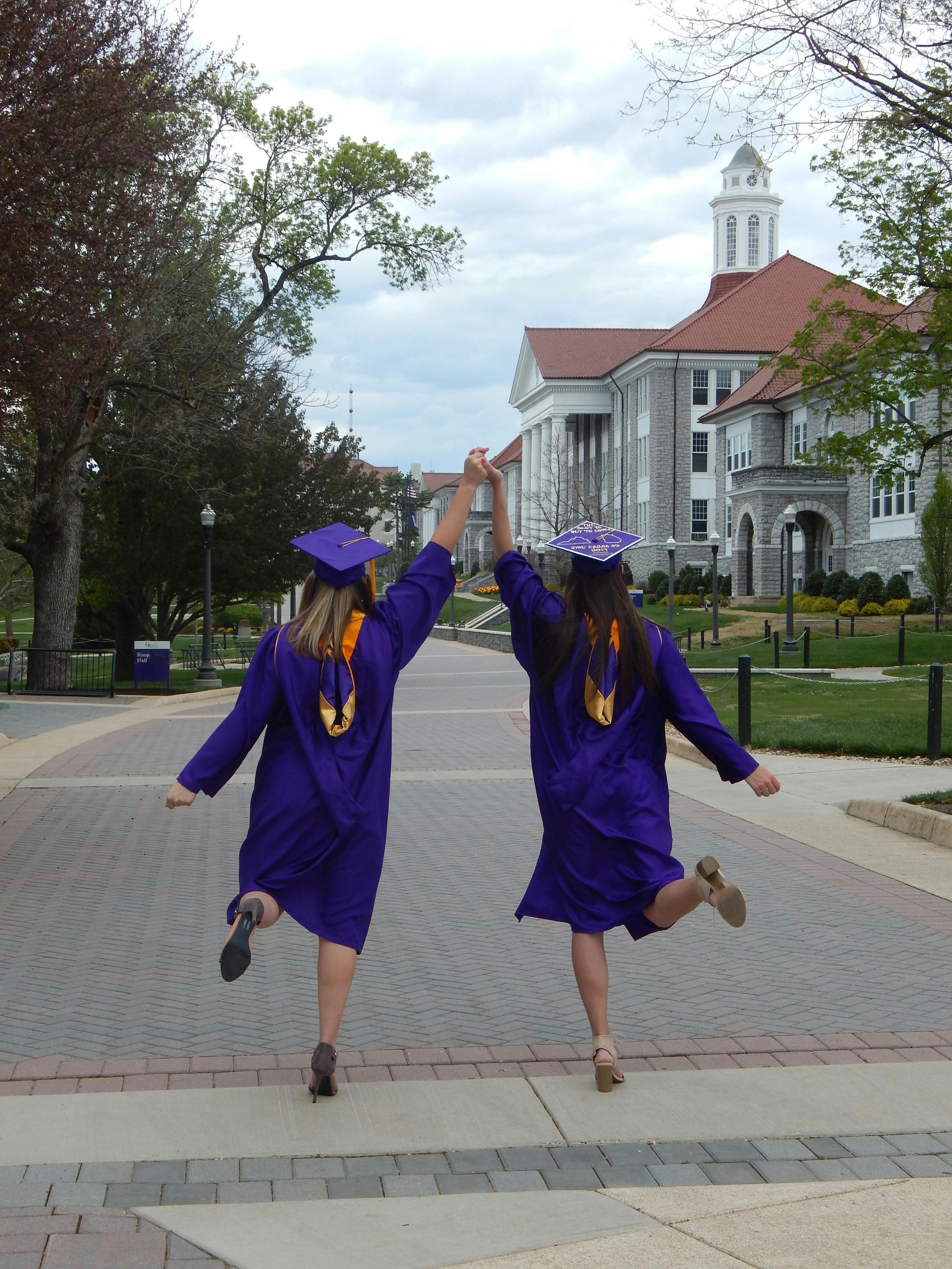 Máy bay của hãng hàng không giá rẻ AirAsia đang hạ cánh