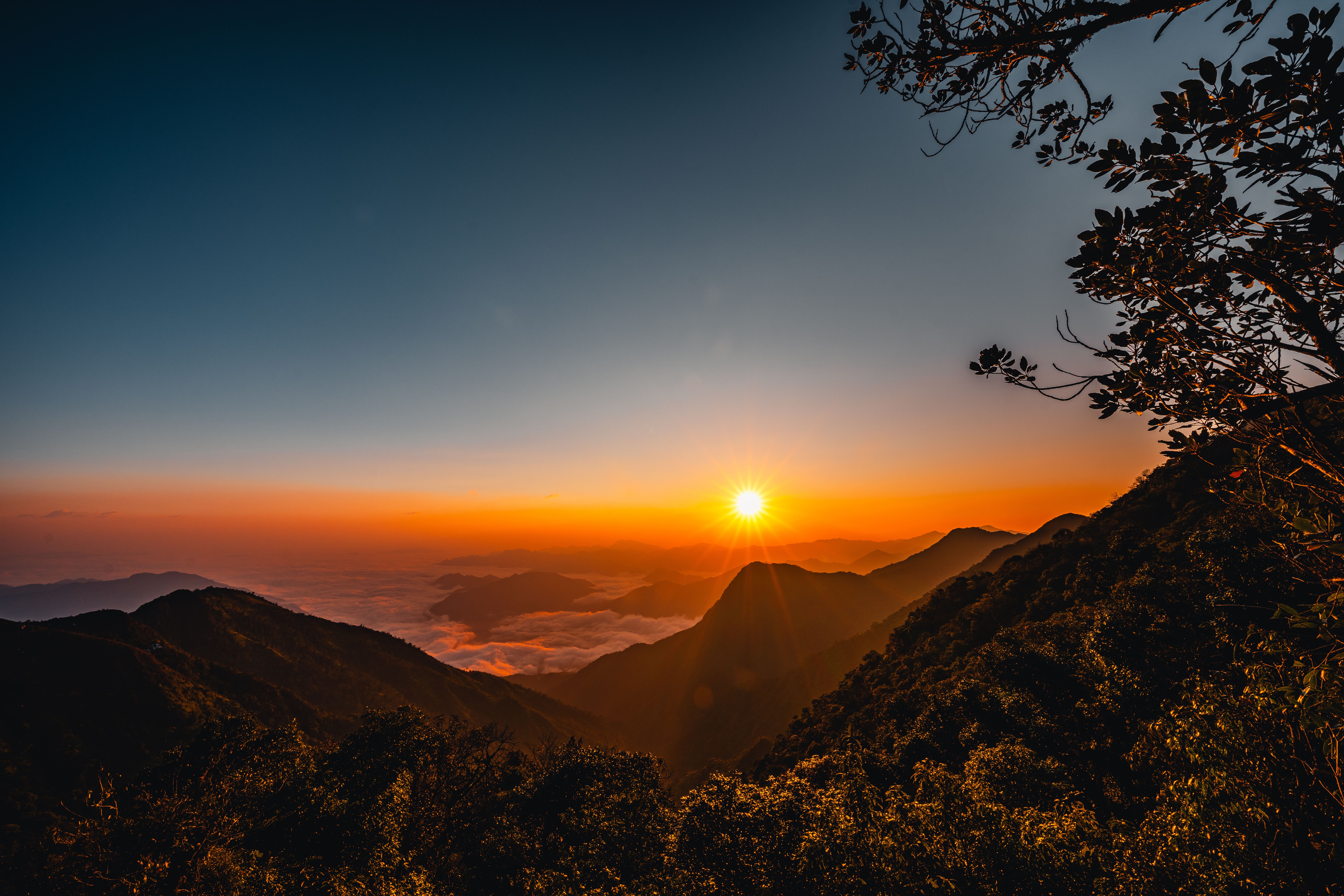 Lever de soleil sur un paysage montagneux, symbole d'apaisement