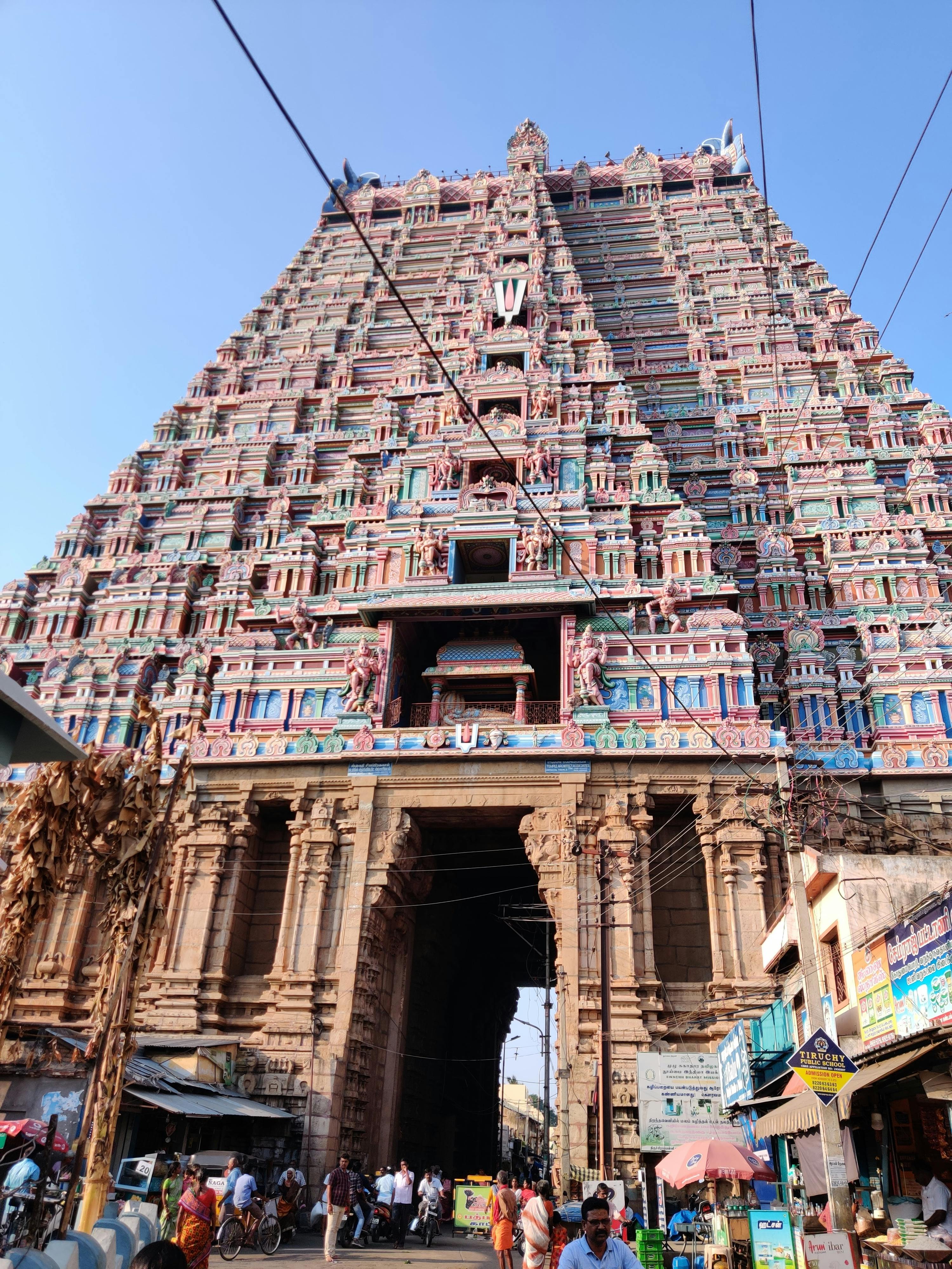 Person refusing a plastic bag at a market
