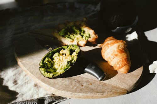 Gratis stockfoto met avocado, brood, croissant