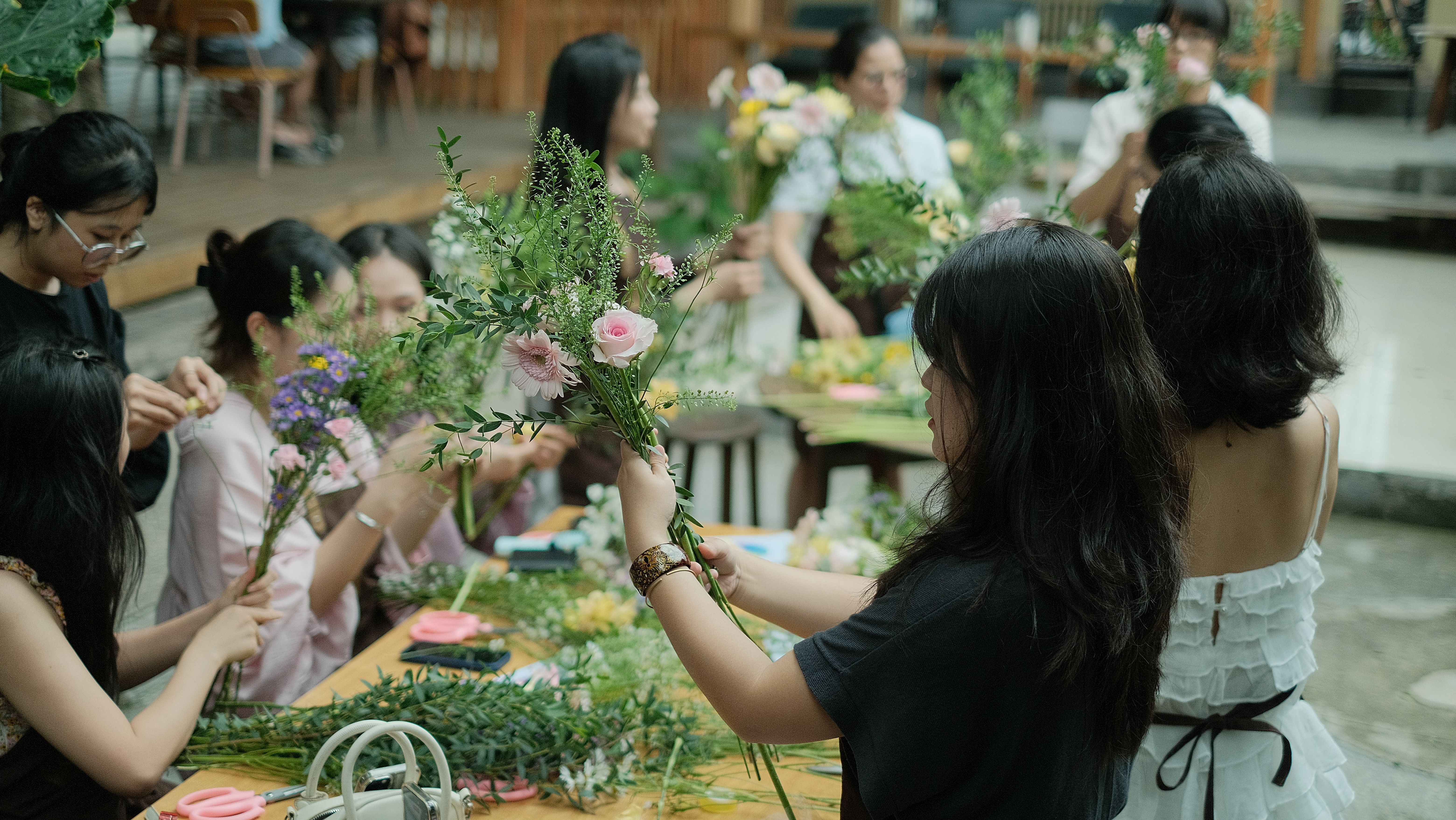 Laboratorio floreale con fiori freschi