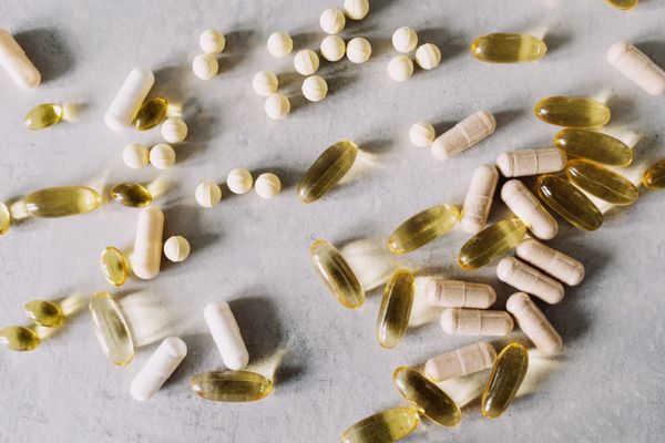 Assorted vitamins and supplements — buyer's guide to eye health formulas