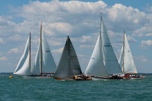 Vintage sailboats competing in a regatta on a bright summer day., free online jigsaw puzzle on JigsawPuzzlesFreeOnline.org
