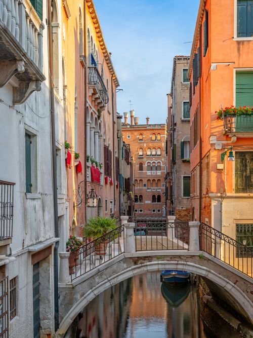 Free Experience the romance of Venice with picturesque canals and historic architecture, captured at sunrise. Stock Photo