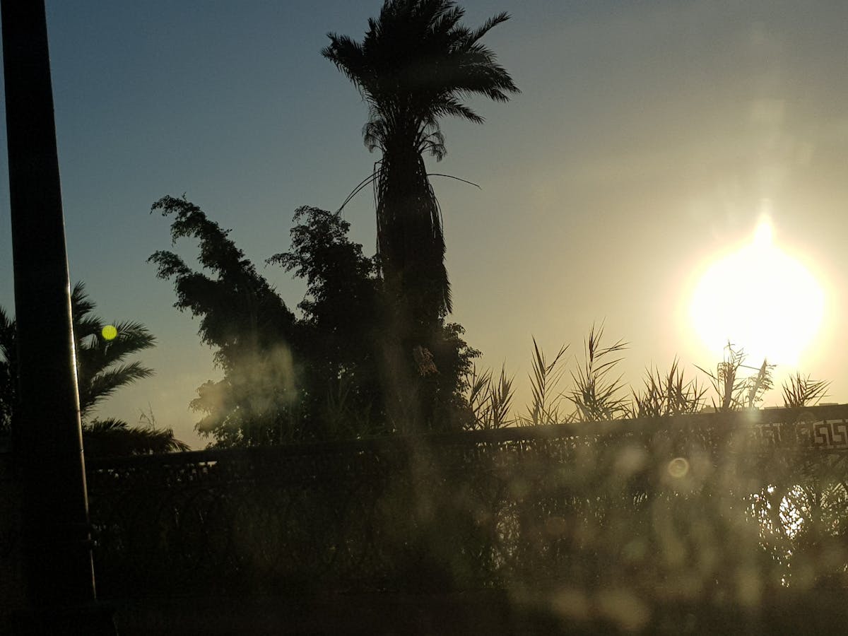 Equipe analisando riscos em ambiente corporativo dark