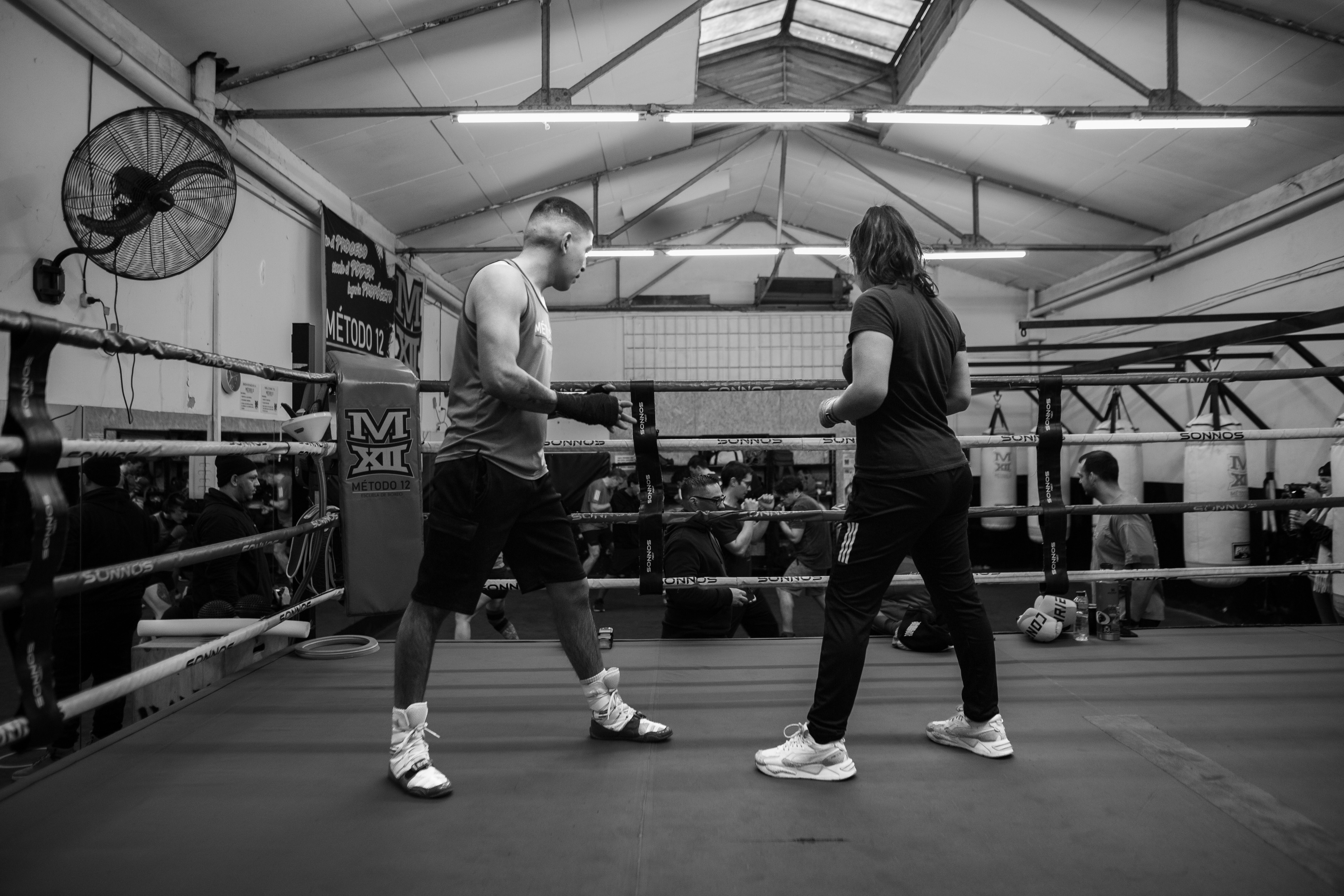 Caroline Dubois boks maçı sırasında raketini savuruyor
