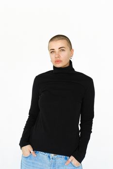 一位时尚自信的女性身穿黑色高领毛衣，置身于极简主义背景中，展现出当代时尚感