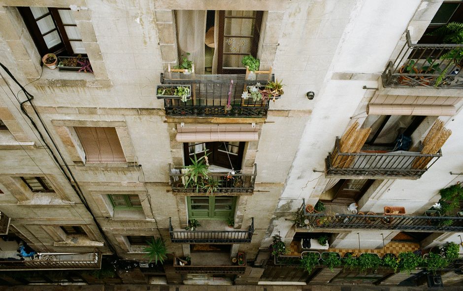 Vista de balcones residenciales y plantas en Barcelona, España.
