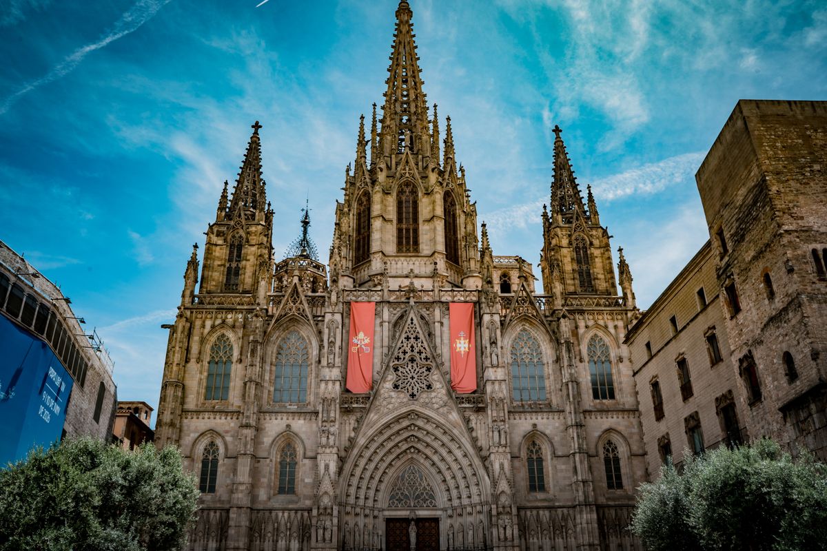 Fatada gotica a catedralei din Barcelona, pe cer albastru