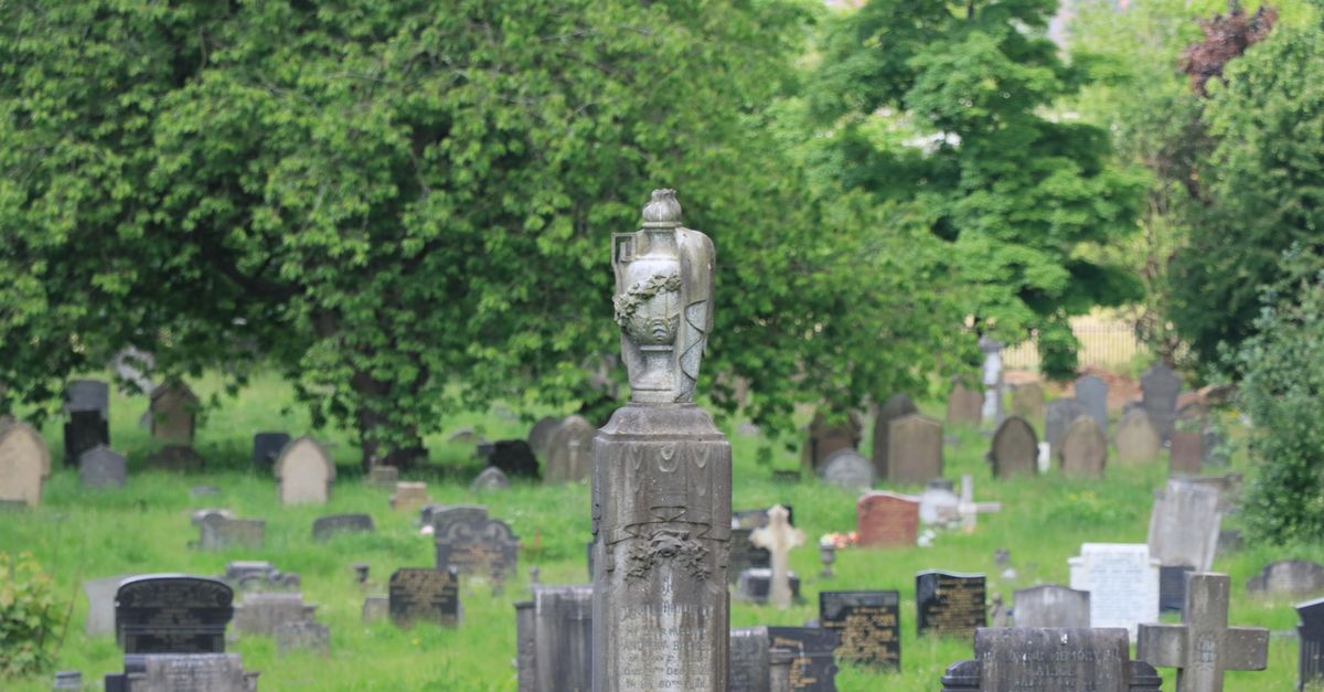 Grabstein und Urne auf einem Friedhof als Symbol für verschiedene Bestattungsarten
