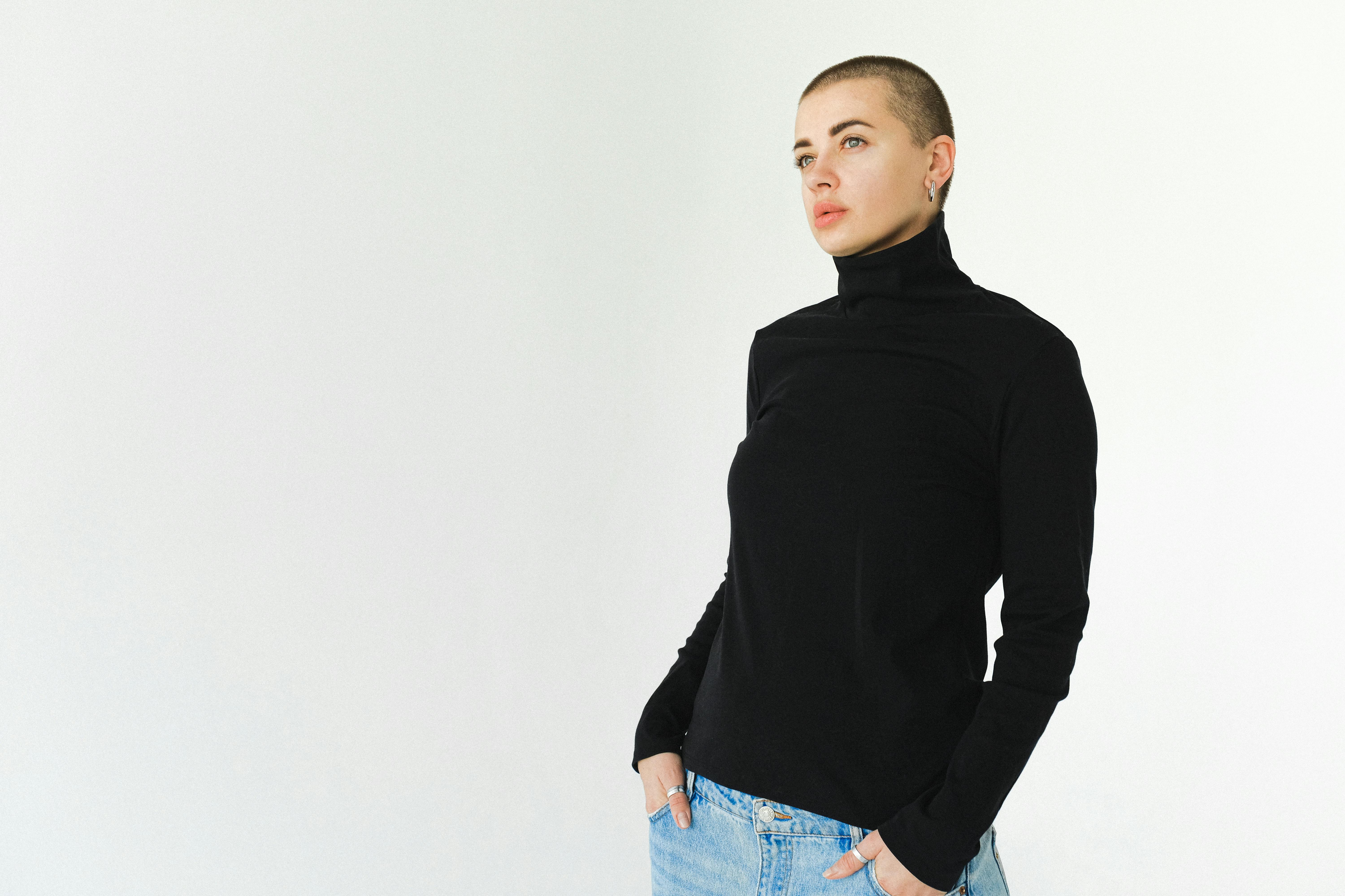 这是一幅极简主义肖像，展现了一位穿着休闲时尚的女性的风格与自信