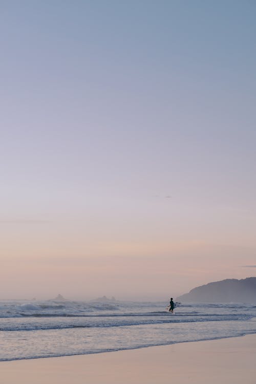 Silhueta Da Pessoa Em Pé Na Praia