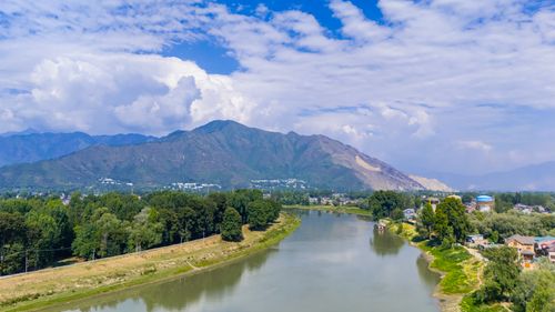 Free Scenic aerial view of the river and mountains in Srinagar, showcasing lush greenery and blue skies. Stock Photo