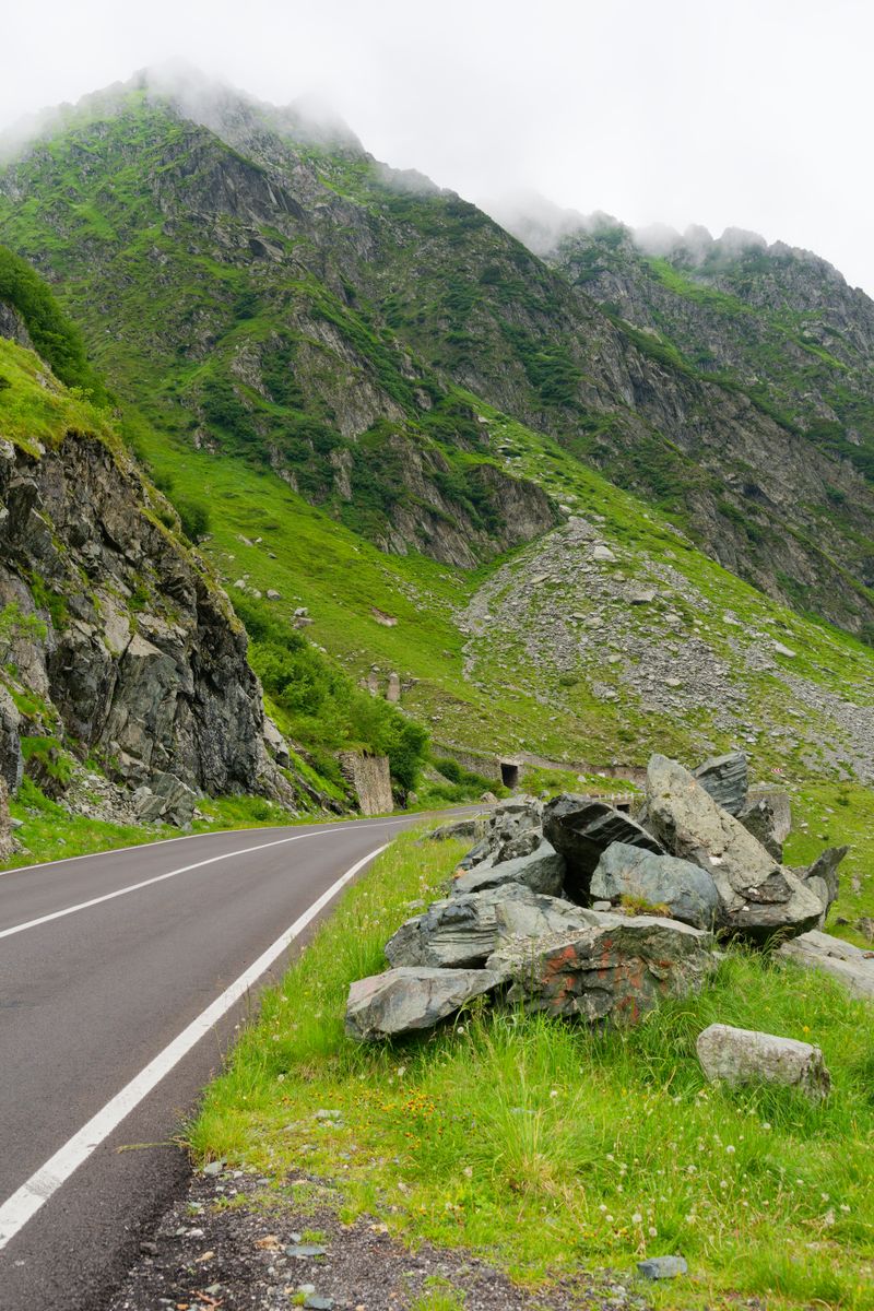 Drum șerpuit de munte prin peisaj verde în Carpații românești