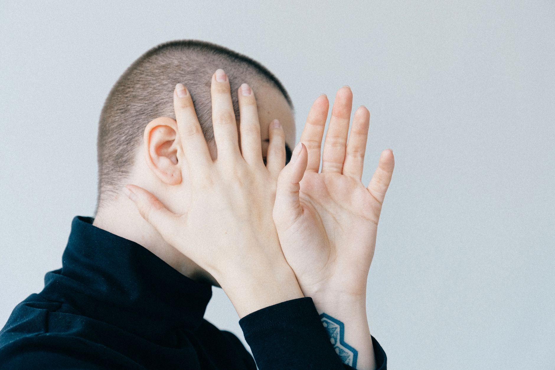 Nahaufnahme von Codezeilen und digitalen Datenströmen, die eine unsichtbare Analyse suggerieren