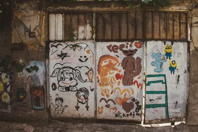 Painted characters on a shutter — photo by İdil Ceren Çelikler on Pexels
