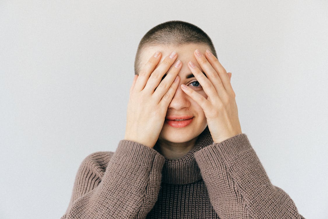 Gratis stockfoto met aan het bedekken, bruin haar, brunette