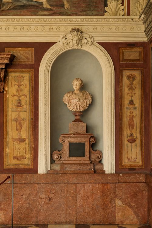 Free Intricate interior design featuring a classical Roman bust in a historic Munich building. Stock Photo