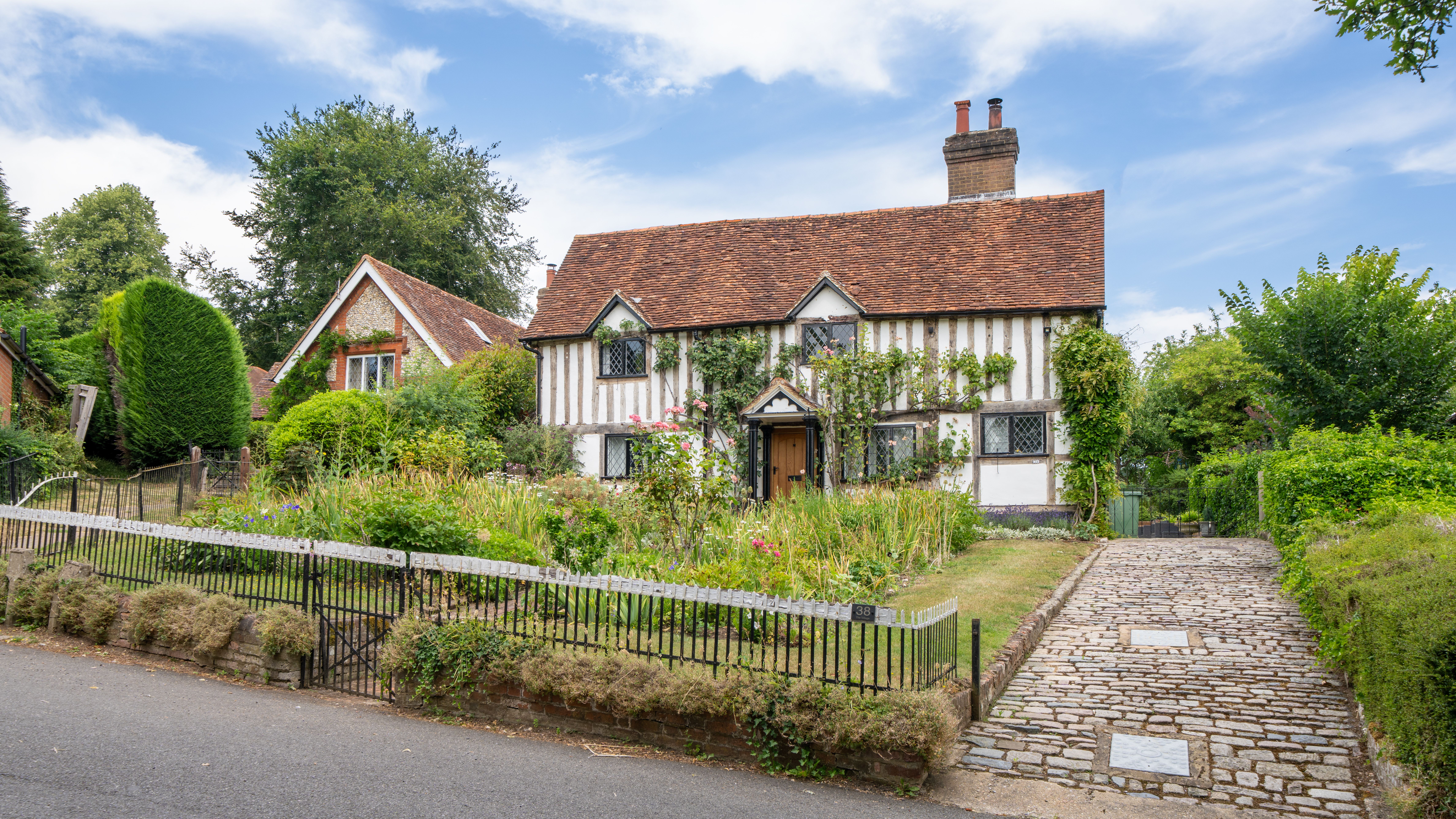 Idyllic English cottage in Latimer with lush garden and rustic charm.
