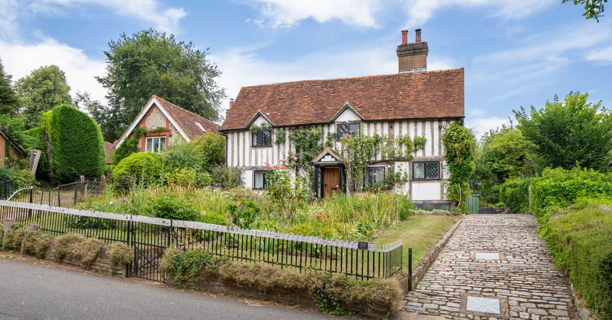 Idyllic English cottage in Latimer with lush garden and rustic charm.
