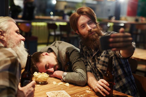akıllı telefon, Alman birası, arkadaş içeren Ücretsiz stok fotoğraf