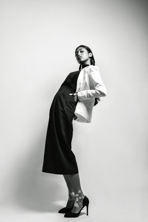 бесплатная женщина в черно белом пальто Стоковое фото
