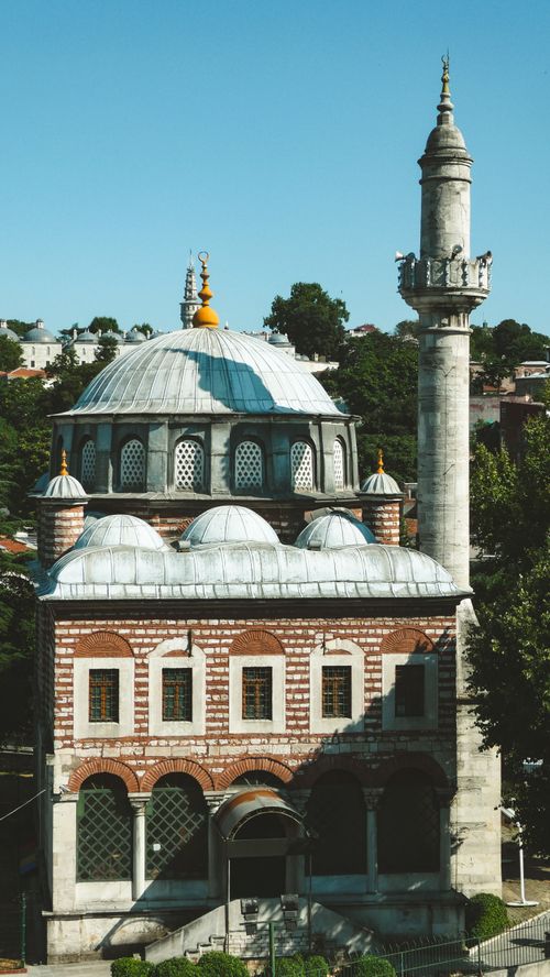 Free A beautiful historic mosque with a minaret in Istanbul, showcasing classic Ottoman architecture. Stock Photo