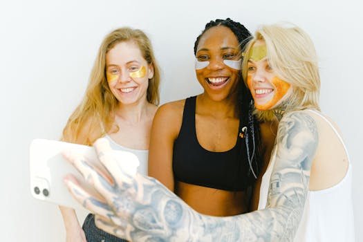 三位戴着口罩的女性微笑着一起自拍，享受护肤时光和友谊