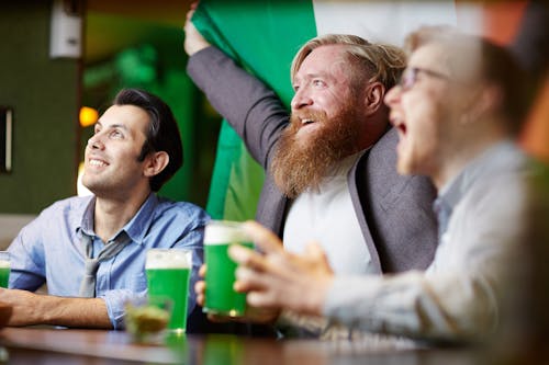 Fotobanka s bezplatnými fotkami na tému bar, bradatý, byť spolu