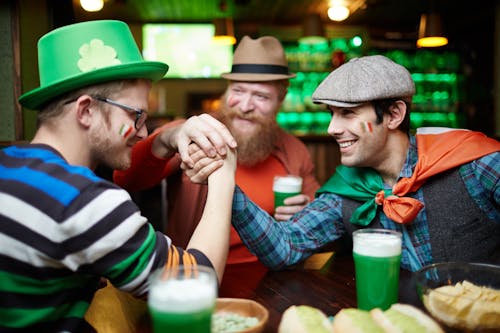 Základová fotografie zdarma na téma bar, chlast, dát se dohromady