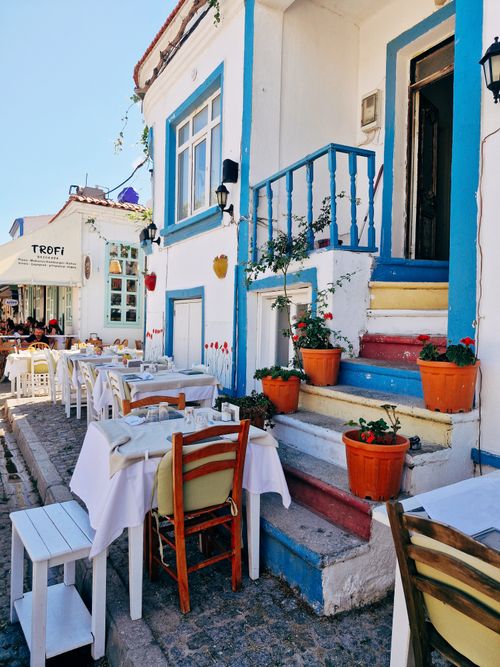 Free Discover a picturesque café in Bozcaada, Türkiye, showcasing vibrant colors and Mediterranean charm. Stock Photo