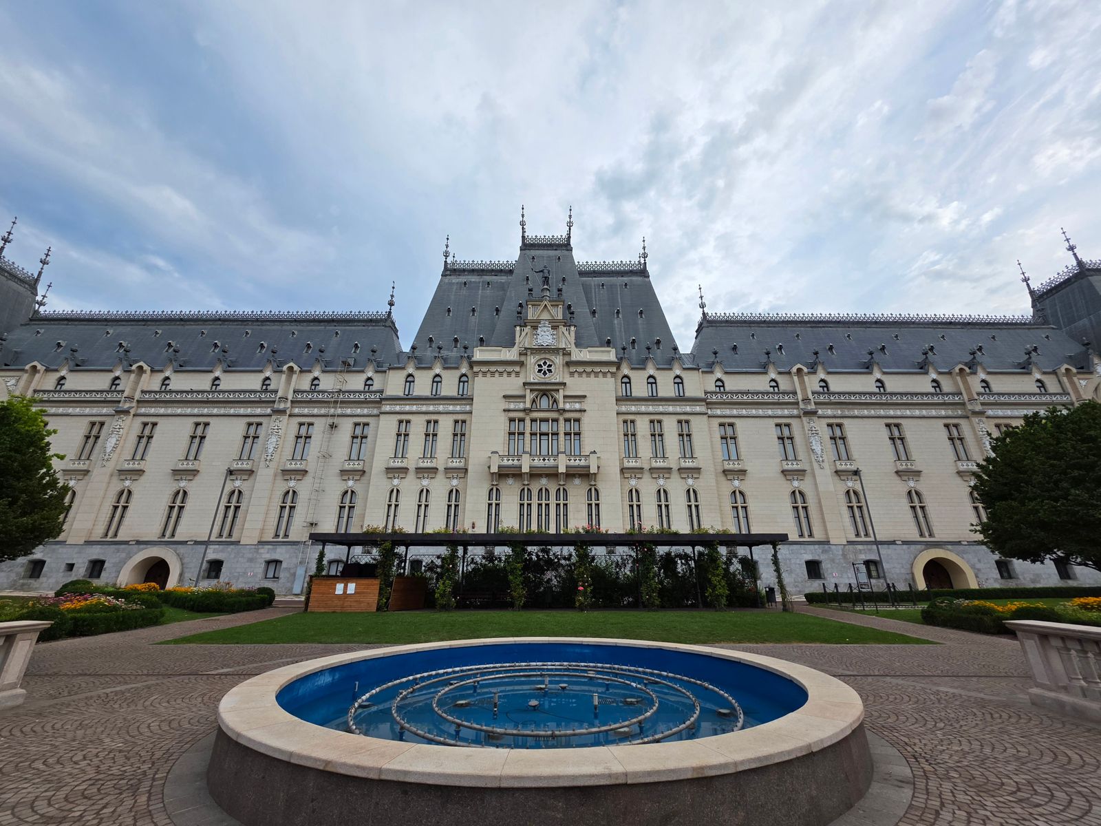 Cazare în Iași: Palatul Culturii și fântâna din față