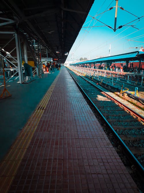 Free stock photo of railway platform, train tracks