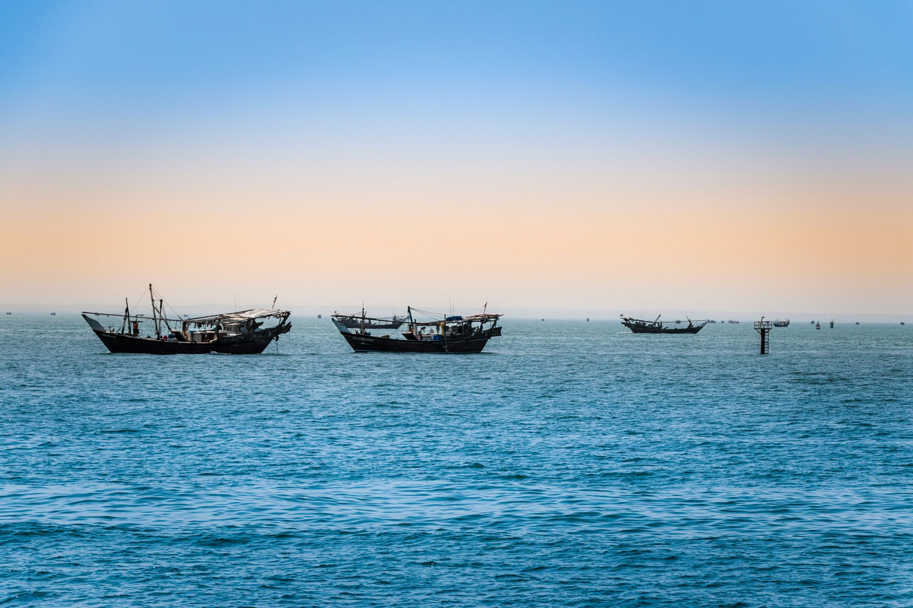 barcos tradicionais dhow ancorados na areia branca de uma praia em Zanzibar