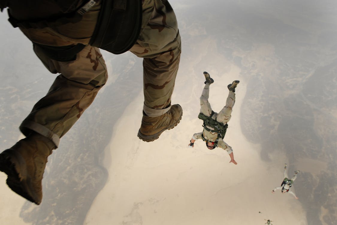 gratis Luchtfotografie Van Mensen Die Parachutespringen Stockfoto