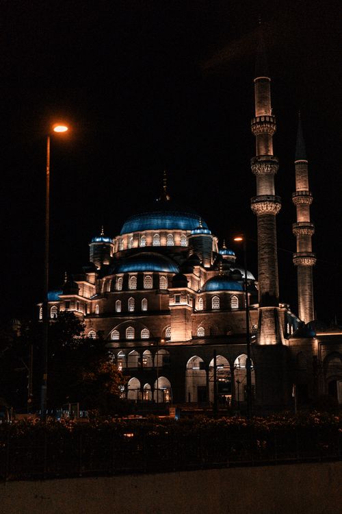 Free A beautifully illuminated mosque in Istanbul, showcasing stunning architecture at night. Stock Photo