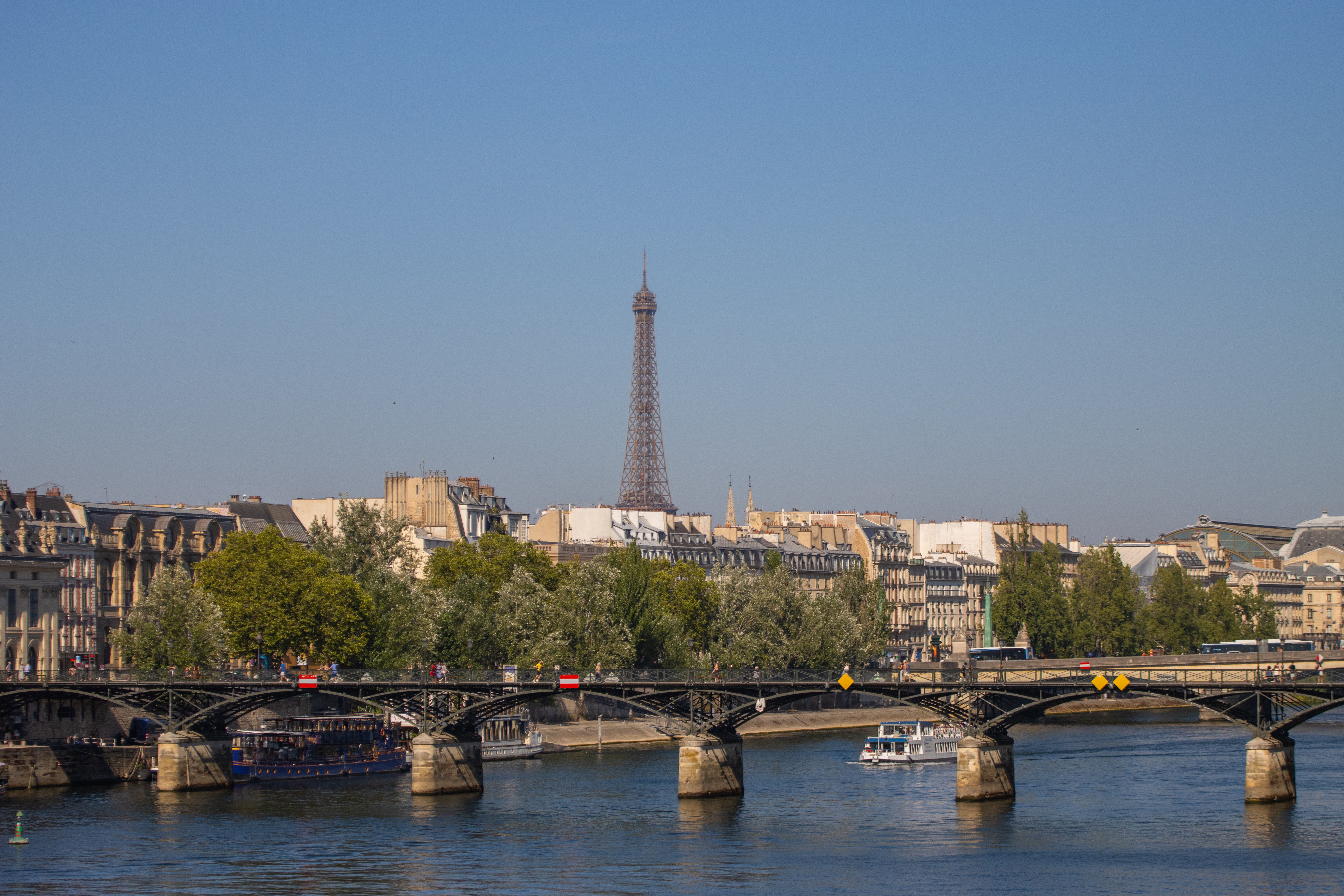 Scenic view of the Eiffel Tower and Parisian architecture from across the Seine River. — Marché Airbnb Paris 15e : demande touristique internationale et business