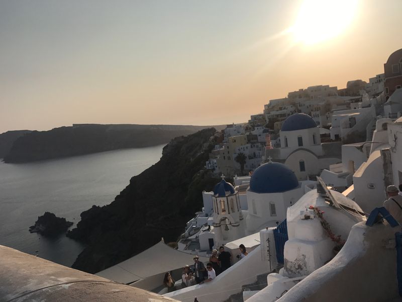 Casas encaladas de Santorini sobre la caldera al atardecer
