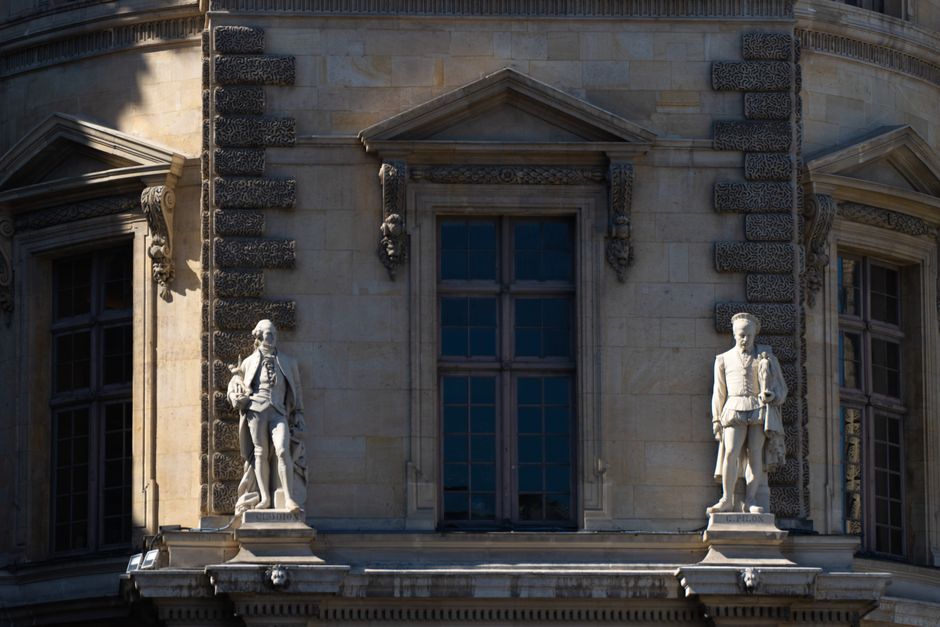 Paris Parks Dreyfus Statue Beside Court, Not Army