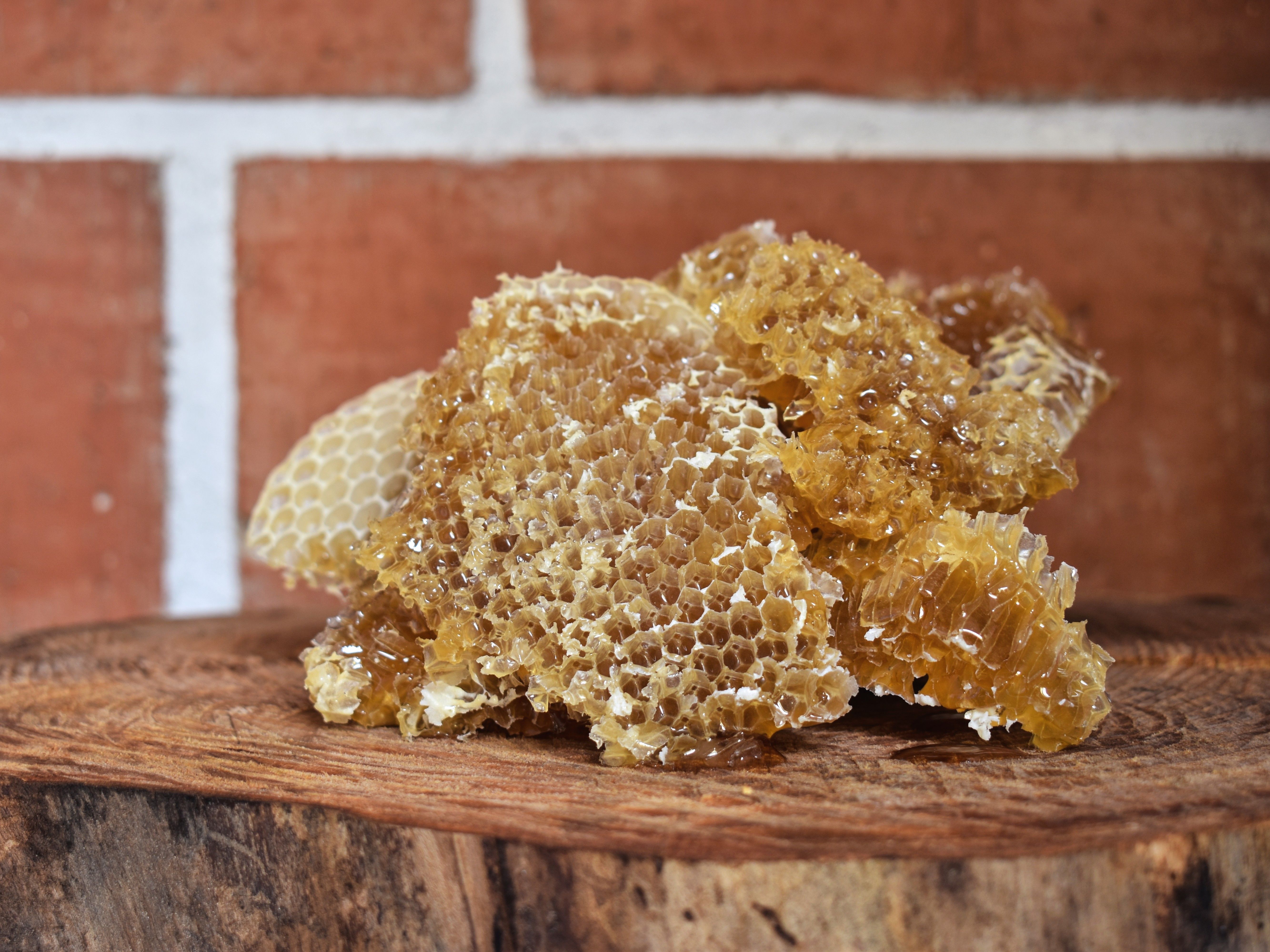 Săpunuri artizanale cu miere și propolis de pe Evopec.ro — hidratare naturală și proprietăți calmante, de la 13 lei