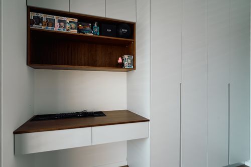 Free Modern white desk setup with collectibles, ideal for minimalist home office inspiration. Stock Photo