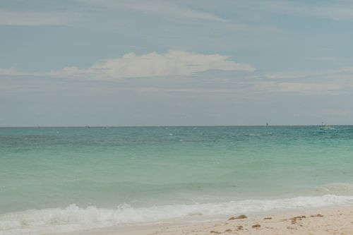 Free Serene view of turquoise ocean and white sand at White Beach in Malay, Philippines. Stock Photo