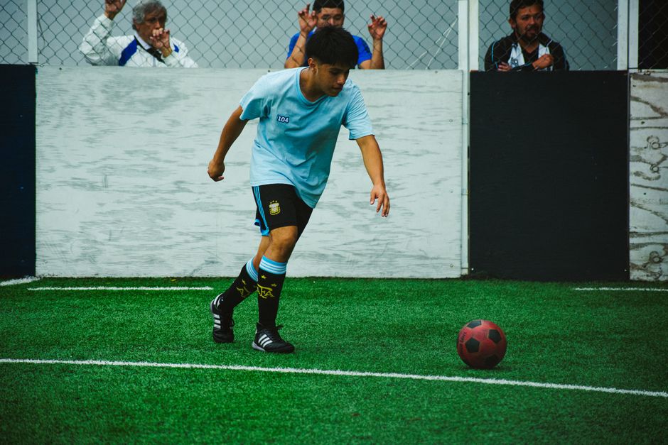 Jogador controlando time de futebol em partida de Champions League no eFootball 2026
