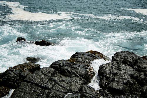 Free Dramatic waves crash against a rugged rocky shore in Zihuatanejo, México, capturing the raw beauty of nature. Stock Photo
