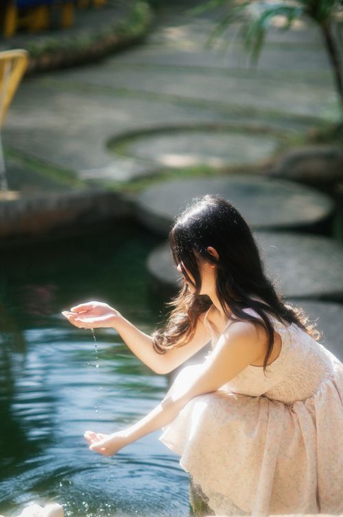 Free A serene scene of a woman by a pond in Lạng Sơn, Việt Nam, capturing a moment of reflection. Stock Photo