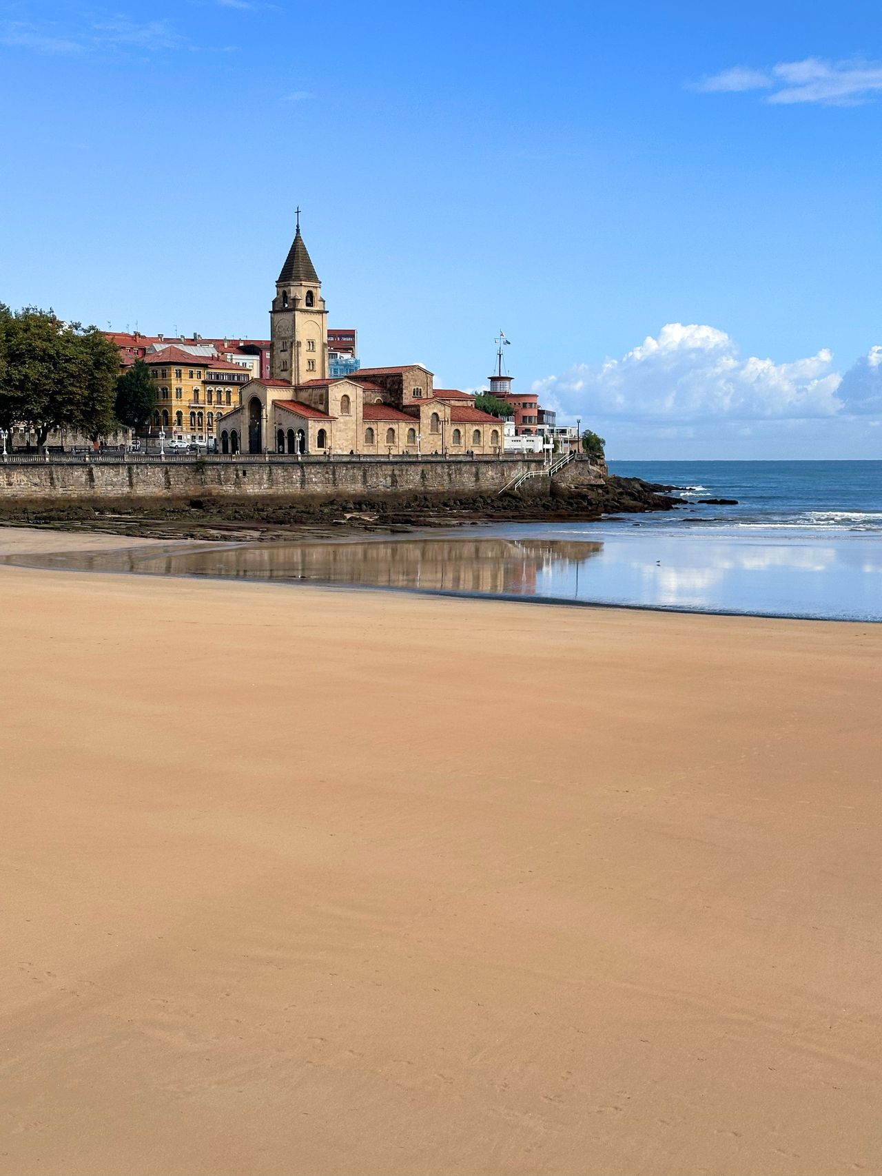 Foto editorial de Gijón, España · destino publicado en Trivi Travel Issue