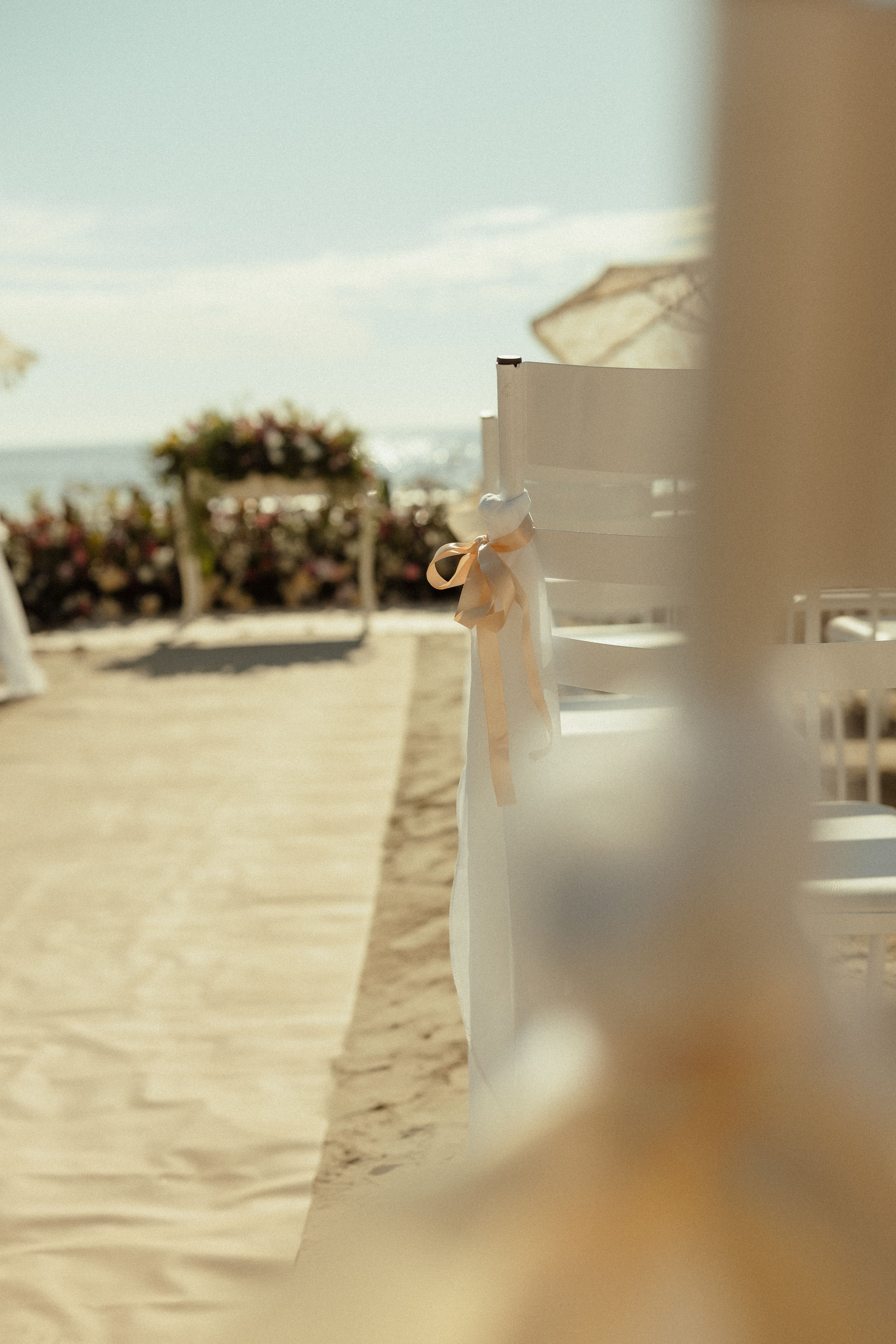 Ceremonia de boda con sillas blancas y decoración floral