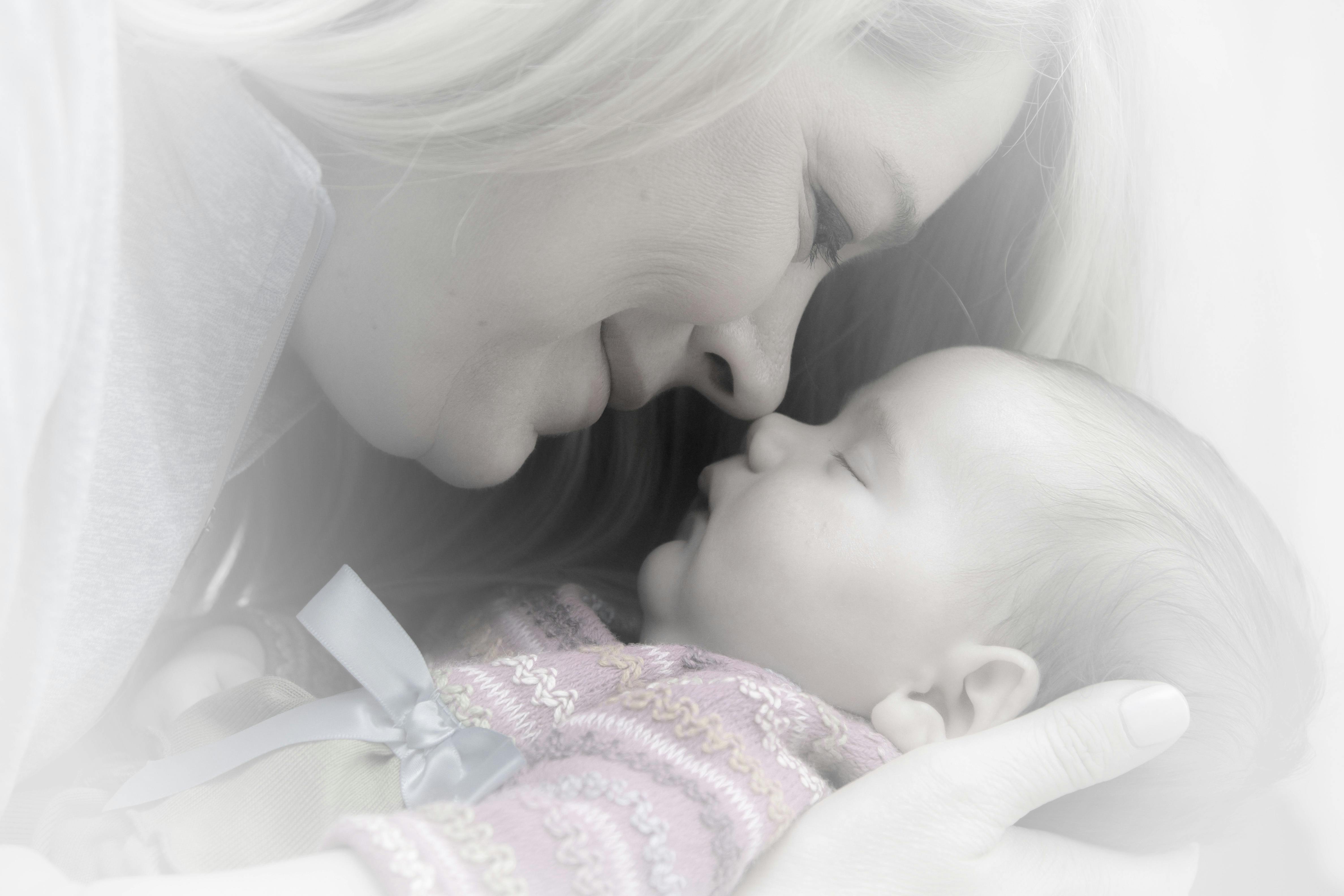 A mother facing her baby. | Photo: Pexels