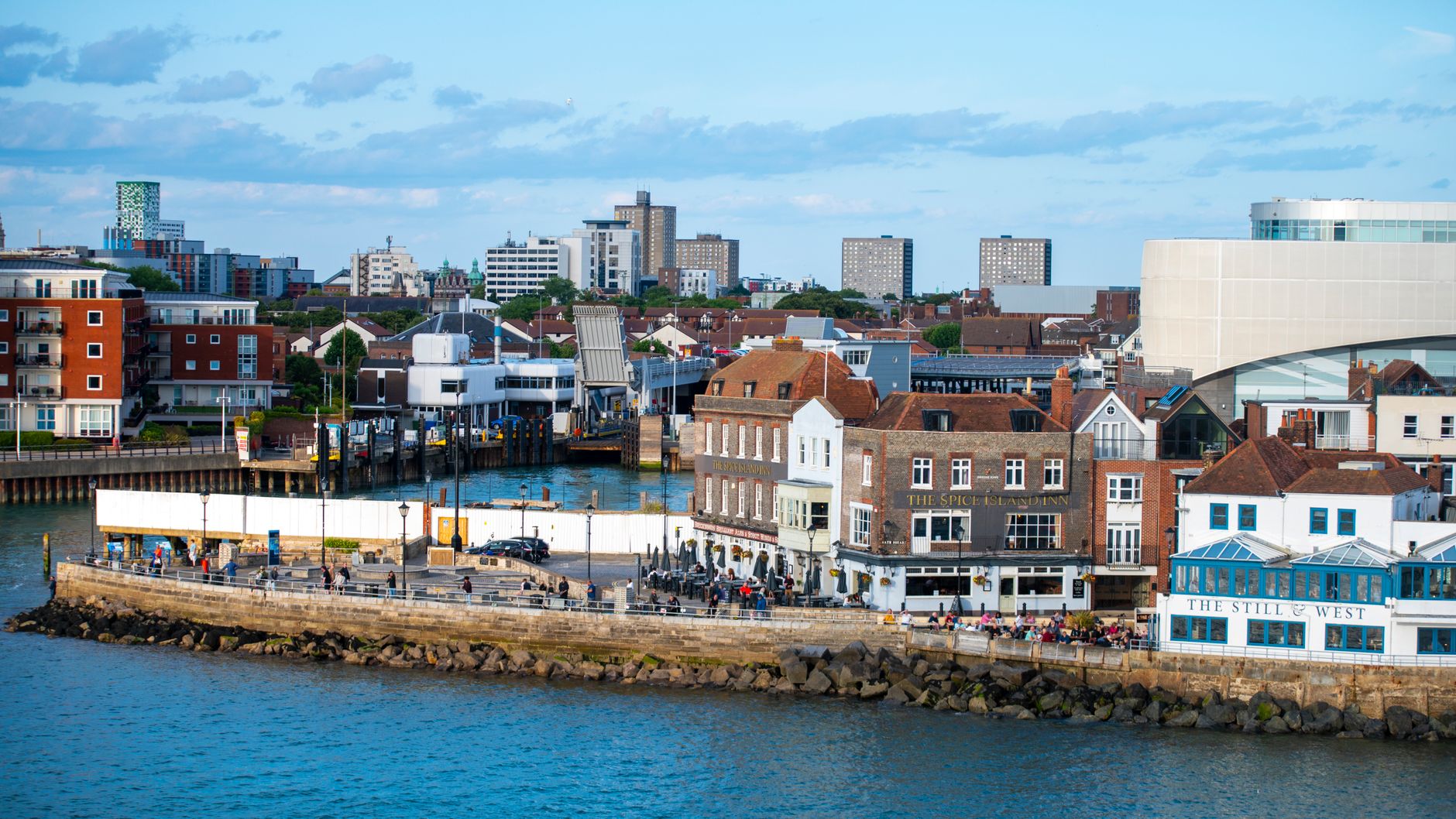 İngiltere'nin Portsmouth kıyısında küçük bir tekne